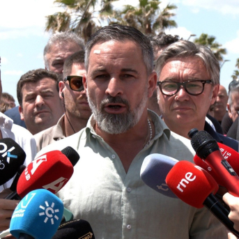 El presidente de Vox, Santiago Abascal, en una atención con los medios en Estepona (Málaga). EUROPA PRESS
