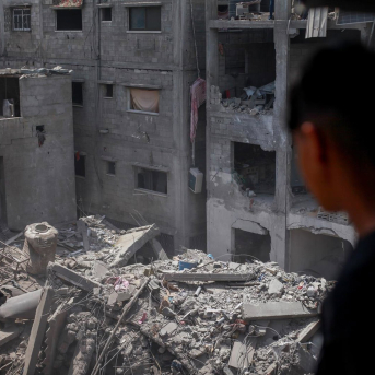 Un joven palestino observa los daños causados por los ataques de Israel en el campamento de refugiados de A Shati, en la Franja de Gaza Europa Press/Contacto/Hashem Zimmo