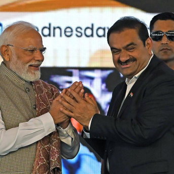 El primer ministro indio, Narendra Modi, saluda a Gautam Adani, fundador y presidente del Grupo Adani, durante la inauguración del Aeropuerto Internacional de Navi Mumbai en octubre de 2025 Europa Press/Contacto/Ashish Vaishnav