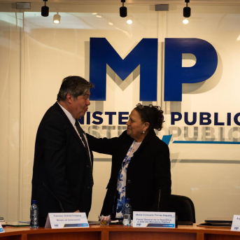 La ex fiscal general, Consuelo Porras, y el ex ministro del Interior, Francisco Jiménez, ofrecieron una rueda de prensa para dar a conocer los acuerdos alcanzados en la sede del Ministerio Público. Europa Press/Contacto/Fernando Chuy