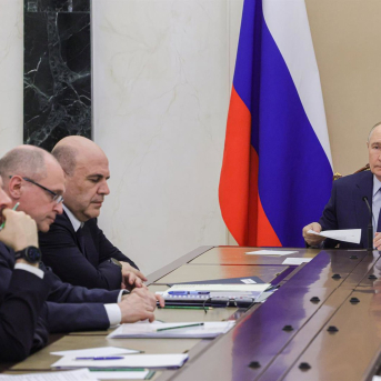 El presidente de Rusia, Vladímir Putin (a la derecha), celebra una reunión sobre cuestiones económicas en el Kremlin de Moscú en mayo de 2026 Europa Press/Contacto/Mikhail Metzel