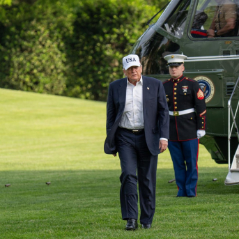 El presidente estadounidense, Donald Trump, regresa a la Casa Blanca tras un viaje a China el 15 de mayo de 2026. Europa Press/Contacto/Andrew Leyden