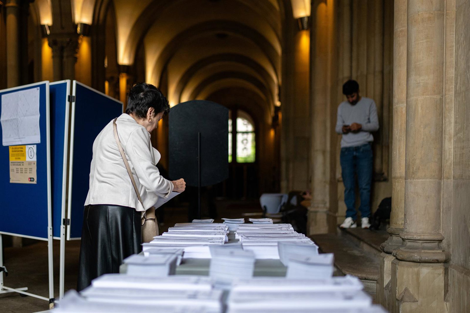 Una mujer ejerce su derecho a voto en una imagen de archivo Lorena Sopêna - Europa Press