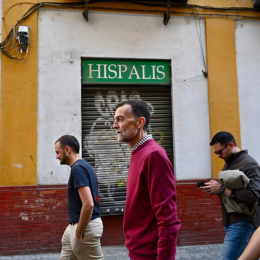 El candidato a la Presidencia de la Junta de Por Andalucía, Antonio Maíllo, recorriendo las calles del barrio sevillano de San Julián, donde ha compartido un desayuno con parte de su equipo. POR ANDALUCÍA