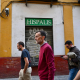 El candidato a la Presidencia de la Junta de Por Andalucía, Antonio Maíllo, recorriendo las calles del barrio sevillano de San Julián, donde ha compartido un desayuno con parte de su equipo. POR ANDALUCÍA