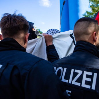 Un momento de tensión entre la policía de Berlín y los manifestantes durante la manifestación por la 78º Nakba en Berlín. Europa Press/Contacto/Maria Castro Un momento de tensión entre la policía de Berlín y los manifestantes durante la manifestación por la 78º Nakba en Berlín. Europa Press/Contacto/Maria Castro