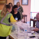 Una integrante de Correos llega a la mesa electoral para entregar los votos ejercido por este método en Sevilla, en una imagen de archivo Joaquin Corchero - Europa Press