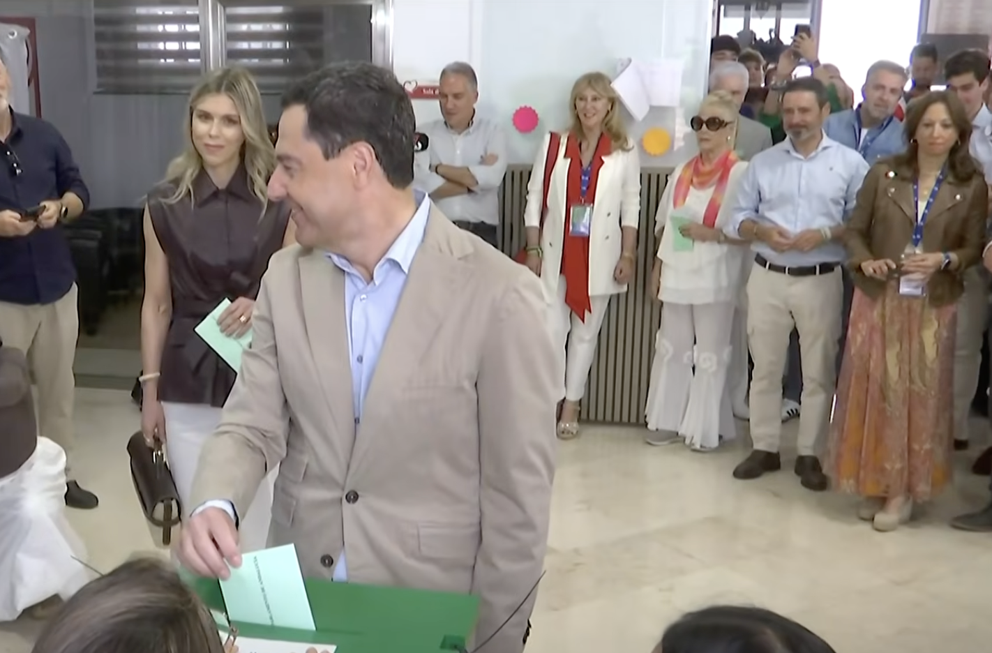 Juanma Moreno, presidente de Andalucía, vota en Sevilla.