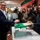El candidato de Vox a la Presidencia de la Junta, Manuel Gavira, vota en el Colegio San Vicente de Paul en Cádiz. NACHO FRADE / EUROPA PRESS
