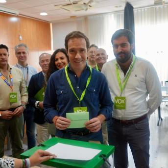 Imagen de la cabeza de lista de Vox por Sevilla, Javier Cortés, al ejercer su derecho al voto | VOX SEVILLA Imagen de la cabeza de lista de Vox por Sevilla, Javier Cortés, al ejercer su derecho al voto | VOX SEVILLA