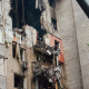 Trabajadores de los equipos de rescate ucranianos en un edificio en Dnipropetrovsk, dañado por proyectiles rusos. Europa Press/Contacto/Den Polyakov