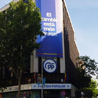 La sede del PP amanece con una lona que asegura que "el cambio está más cerca", tras las elecciones andaluzas. EUROPA PRESS