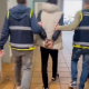 El delicuente multirreincidente conducido por dos agentes de la Policía Nacional. POLICÍA NACIONAL