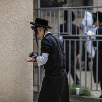 Ortodoxos judíos rezando en una sinagoga en Jerusalén Ilia Yefimovich/dpa