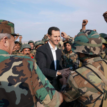Bashar al Assad con militares sirios en una imagen de archivo. -/Syrian Presidency/dpa