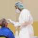 Imagen de archivo de una sanitaria toma muestras a un hombre a través de un frotis de nariz durante la realización de test de antígenos. Photogenic/M.A Santos - Europa Press