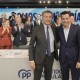 El líder del PP, Alberto Núñez Feijóo, junto al presidente andaluz en funciones, Juanma Moreno, en la reunión de la Junta Directiva Nacional del PP en Madrid. PARTIDO POPULAR
