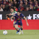 Fermín López (FC Barcelona) y Héctor Bellerín (Real Betis) en acción durante el partido de LaLiga EA Sports disputado en el Spotify Camp | Europa Press