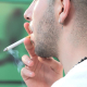 Hombre fumando en la calle. EUROPA PRESS