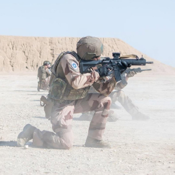 Un soldado de la compañía francesa de Protección de las Fuerzas (FP) de de la misión de la OTAN en Irak (NMI) participa en un ejercicio de evacuación médica (MEDEVAC) con un destacamento polaco. MISIÓN DE LA OTAN EN IRAK (NMI)