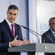 El presidente del Gobierno, Pedro Sánchez (i), recibe al director general de la Organización Mundial de la Salud (OMS), Tedros Adhanom (d), en el Palacio de la Moncloa. Carlos Luján - Europa Press
