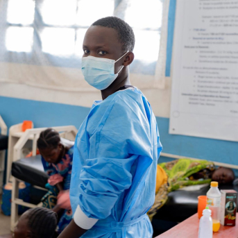 Un trabajador sanitario con mascarilla en el hospital general de referencia de Rwampara, en la provincia de Ituri, en el noreste de República Democrática del Congo Europa Press/Contacto/Xinhua