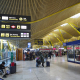 Viajeros en la Terminal T4 del Aeropuerto Adolfo Suárez Madrid-Barajas, a 30 de marzo de 2026, en Madrid (España).  Jesús Hellín - Europa Press