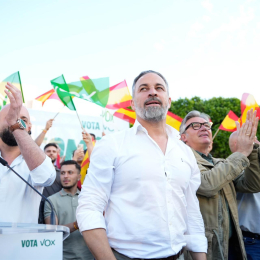 El presidente de Vox, Santiago Abascal (c) durante un acto público de campaña. A 14 de mayo de 2026, en El Ejido, Almería (Andalucía, España).  Marian León - Europa Press
