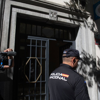 Un agente de la Policía Nacional en la oficina del expresidente del Gobierno José Luis Rodríguez Zapatero en la calle de Ferraz Fernando Sánchez - Europa Press Un agente de la Policía Nacional en la oficina del expresidente del Gobierno José Luis Rodríguez Zapatero en la calle de Ferraz Fernando Sánchez - Europa Press