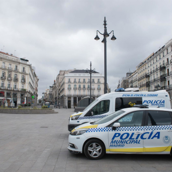 Coches de Policía Municipal vigilan la Puerta del Sol que amanece totalmente vacía durante el sexto día de confinamiento por coronavirus en el país, en Madrid, (España), a 20 de marzo de 2020. Joaquin Corchero - Europa Press Coches de Policía Municipal vigilan la Puerta del Sol que amanece totalmente vacía durante el sexto día de confinamiento por coronavirus en el país, en Madrid, (España), a 20 de marzo de 2020. Joaquin Corchero - Europa Press