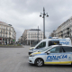 Coches de Policía Municipal vigilan la Puerta del Sol que amanece totalmente vacía durante el sexto día de confinamiento por coronavirus en el país, en Madrid, (España), a 20 de marzo de 2020. Joaquin Corchero - Europa Press
