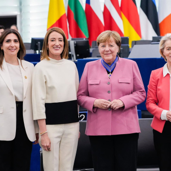 La excanciller de Alemania Angela Merkel recibe el galardón de la Orden al Mérito Europeo en el pleno del Parlamento Europeo en Estrasburgo, Francia DAINA LE LARDIC La excanciller de Alemania Angela Merkel recibe el galardón de la Orden al Mérito Europeo en el pleno del Parlamento Europeo en Estrasburgo, Francia DAINA LE LARDIC