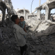 Palestinos entre edificios bombardeos por Israel en Yabalia, en el norte de la Franja de Gaza Europa Press/Contacto/Bilal Osama