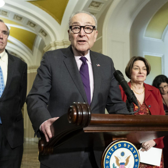 El líder de la minoría del Senado, Chuck Schumer (demócrata por Nueva York), hablando en una conferencia de prensa en el Capitolio de Estados Unidos en Washington Europa Press/Contacto/Michael Brochstein