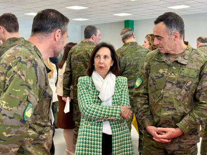 La ministra de Defensa, Margarita Robles, durante su visita al contingente español en el Cuartel General Supremo de la OTAN, en una imagen de archivo. MINISTERIO DE DEFENSA