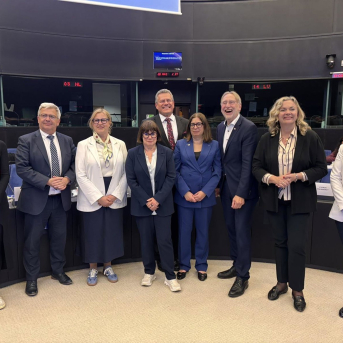 Los negociadores del Parlamento Europeo, Consejo y Comisión Europea celebran el acuerdo de madrugada para aplicar el pacto arancelario entre la UE y Estados Unidos. EUROPEAN UNION Los negociadores del Parlamento Europeo, Consejo y Comisión Europea celebran el acuerdo de madrugada para aplicar el pacto arancelario entre la UE y Estados Unidos. EUROPEAN UNION