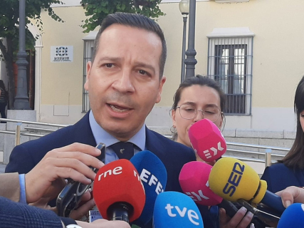 El vicepresidente de la Junta y consejero de Desregulación, Servicios Sociales y Familia, Óscar Fernández, atiende a los medios de comunicaicón EUROPA PRESS