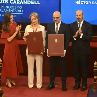 Paloma Cervilla y Héctor Esteban reciben los Premios Luis Carandell y reivindican el periodismo local y “de provincias” Paloma Cervilla y Héctor Esteban reciben los Premios Luis Carandell y reivindican el periodismo local y “de provincias”