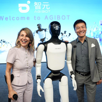 La vicepresidenta segunda y ministra de Trabajo, Yolanda Díaz, durante su visita en China a la empresa de robótica AgiBot MINISTERIO DE TRABAJO La vicepresidenta segunda y ministra de Trabajo, Yolanda Díaz, durante su visita en China a la empresa de robótica AgiBot MINISTERIO DE TRABAJO