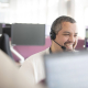 Un teleoperador trabajando en un centro de atención al cliente (`contact center') COLT