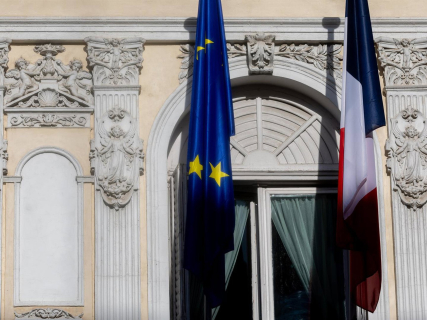 Las banderas de la Unión Europea y de Francia Eduardo Parra - Europa Press