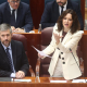 Ayuso acusa a Más Madrid de formar parte de la corrupción del Gobierno y denuncia el reparto de cargos entre socios