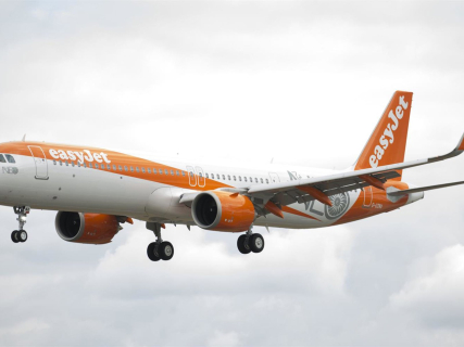 EasJet A321neo arrives at farnborough Air Show today with transport secretary Chris Grayling and CEO Joahan Lundgren. EASYJET