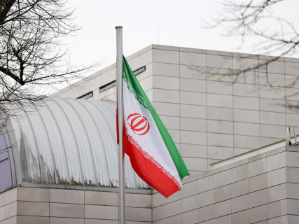 Imagen de archivo de la bandera de Irán en la sede de su Embajada en Berlín. Gerald Matzka/dpa