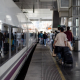 Pasajeros se suben a un tren AVE destino Málaga que sale de la estación de Atocha, a 30 de abril de 2026, en Madrid (España).  Gabriel Luengas - Europa Press