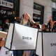 Dos personas sujetan dos bolsas de Shein después de entrar a la primera tienda física de SHEIN en Madrid, a 2 de junio de 2022, en Madrid (España).  Cézaro De Luca - Europa Press