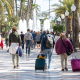Turistas pasean por el centro de la ciudad, a 26 de marzo de 2026, en Alicante, Comunidad Valenciana (España). Joaquín Reina - Europa Press