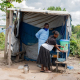 Una trabajadora sanitaria pide a una mujer que se lave las manos en un hospital de referencia en Rwampara, en el este de República Democrática del Congo (RDC), ante el último brote de ébola (archivo) Xinhua / Xinhua News / Europa Press / ContactoPhot