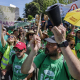 Decenas de personas se concentran frente a la Conselleria de Educación durante la reunión oficial convocada tras la huelga indefinida de docentes | Europa Press