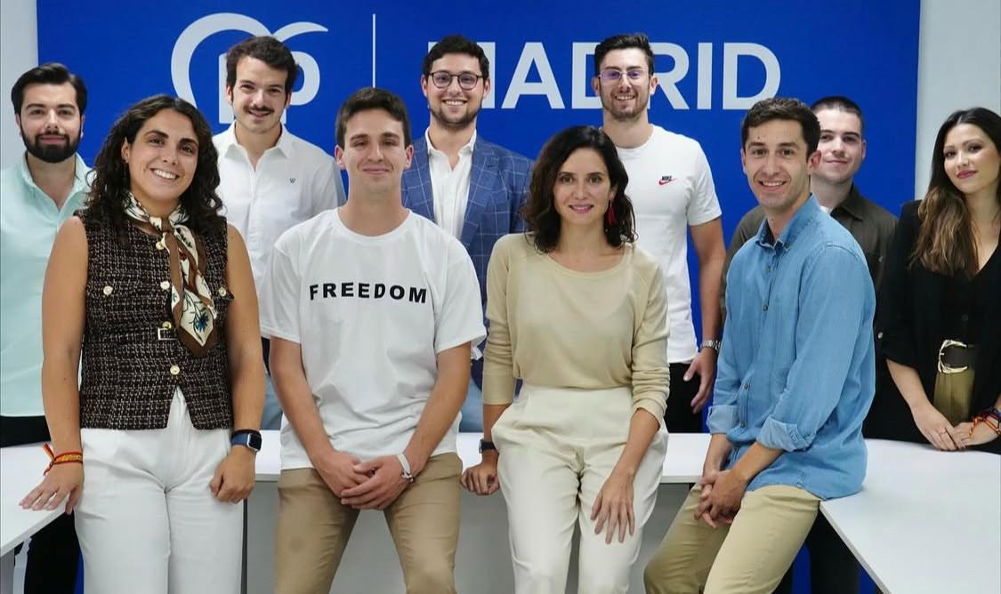 Ignacio Dancausa, fiel a sus camisetas, con Isabel Díaz Ayuso y su equipo al frente de Nuevas Generaciones de la Comunidad de Madrid, la organización regional más grande del PP, junto a la de Andalucía. Foto: Demócrata. 